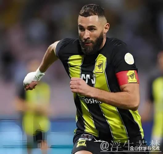 本泽马37岁仍势不可挡：60分钟梅开二度助队夺冠，赛季33场砍下25球拿下双冠